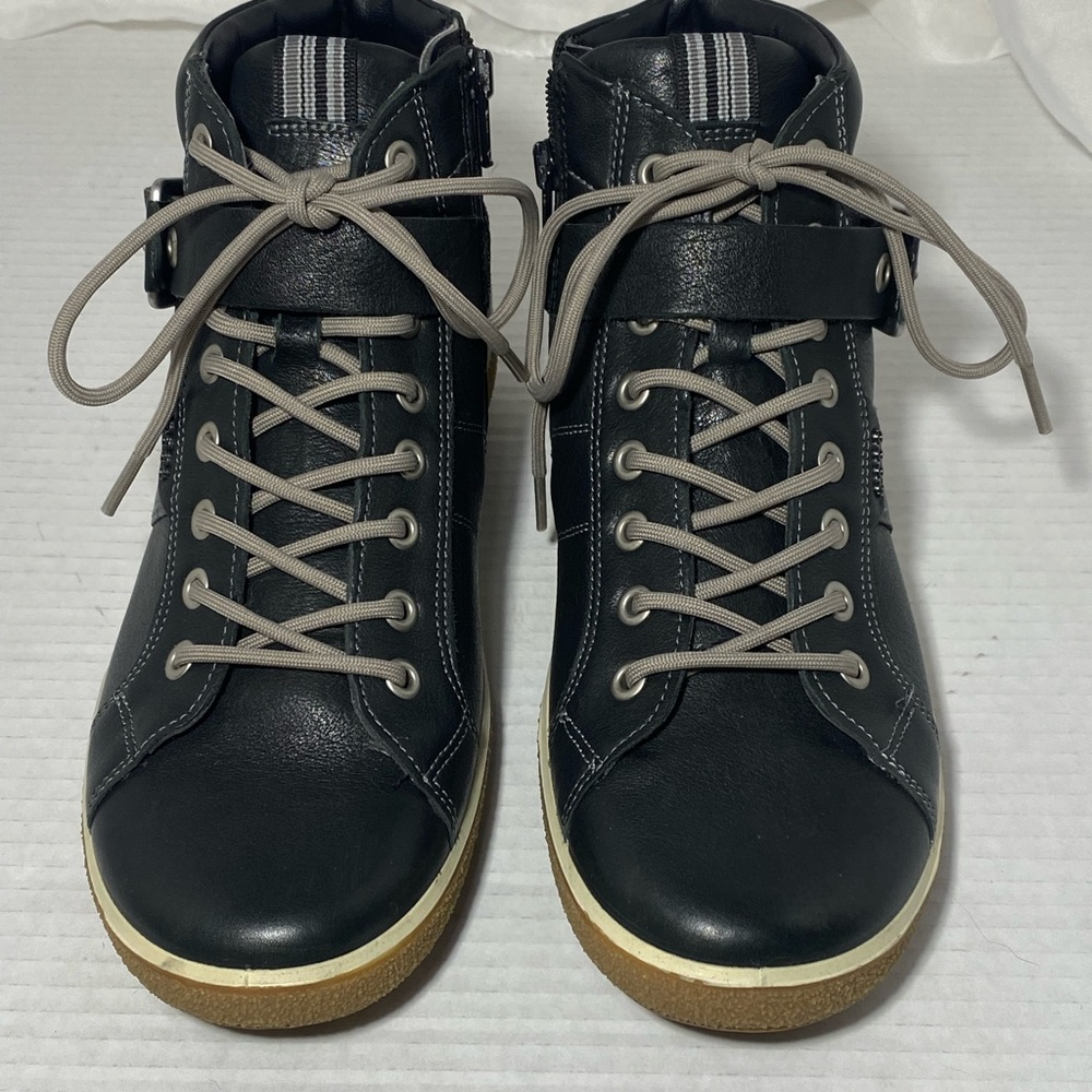 ECCO Black Leather High Top Sneakers EU 38 USA 7-7.5 Strap Side Zip Gum Sole